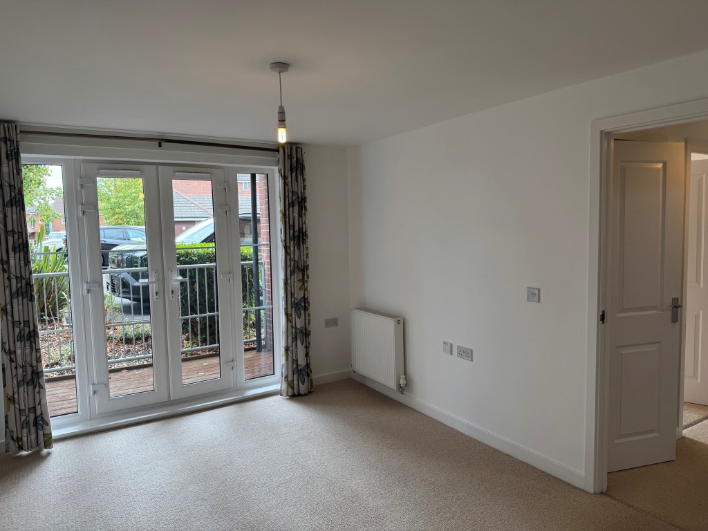 Lot: 157 - GROUND FLOOR FLAT FOR INVESTMENT WITH ALLOCATED PARKING - Lounge